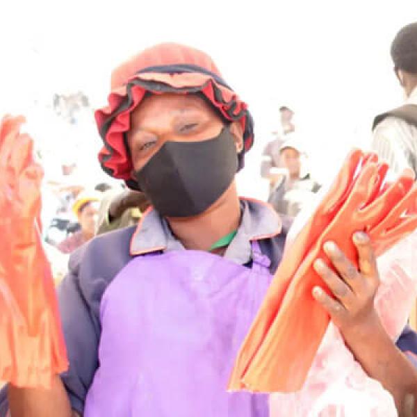 Des stations de lavage des mains et des EPI sont distribués aux ramasseurs de déchets à Nairobi, au Kenya.